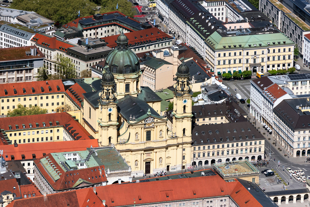 dr__0063690.jpg | MüNCHEN 29.04.2025 Kirchengebäude der Theatinerkirche auch katholische Stiftskirche St. Kajetan genannt, am Salvatorplatz im Ortsteil Altstadt in München im Bundesland Bayern. Weiterführende Informationen bei: Kirchenstiftung St. Kajetan. // Church building in the Theatinerkirche also Catholic Collegiate Church of St. Cajetan called in Munich in Bavaria. Further information at: Kirchenstiftung St. Kajetan. Foto: Daniel Reiter