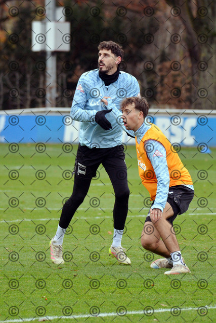RGE_6859b | Hertha BSC, 2.Bundesliga, Herren, Saison 2025/26, Training, Montag 17.11.2025, von li. Agustin Rogel  ( Hertha BSC ),  Tim Hoffmann ( Hertha BSC ),   Fotograf:   Ralf Gebhardt - Realisiert mit Pictrs.com