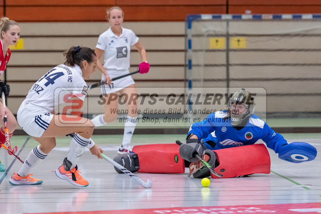 HK_20221126_101772 | 1. Bundesliga ( Halle ) Damen Crefelder HTC - Düsseldorfer HC am 27.11.2022 Crefelder HTC, Krefeld , Selin Oruz ( Düsseldorfer HC #14 ) , Gillessen Jana ( Torfrau Crefelder HTC #2 )