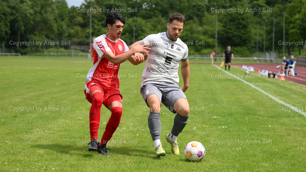 TSV Bordesholm vs Preetzer TSV | Mert Gücer (Bordesholm #4) / Maximilian Zimmermann (Preetz #8) / Fußball-Landesliga Holstein Männer 2024/2025 / TSV Bordesholm vs Preetzer TSV / Sportanlage Platz A / Bordesholm / 31.05.25 - Realisiert mit Pictrs.com