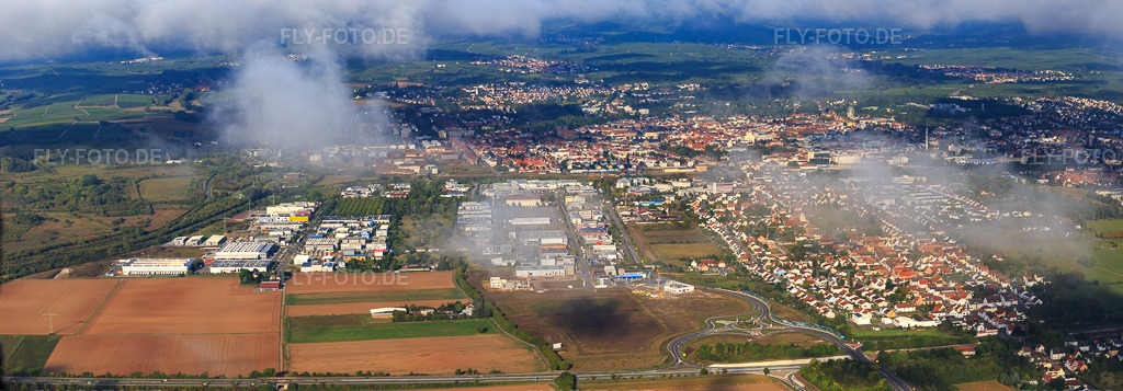Luftbild: Panorma jenseits der A65 vom Industriegebiet am Birnbach bis Woogstr im Ortsteil Queichheim in Landau im Bundesland Rheinland-Pfalz in Deutschland. Foto: IMG_103412-Pano.jpg vom 10.09.2017 durch Werner Riehm/FLY-FOTO.deAuflösung des Originals: 9956 x 3472 px