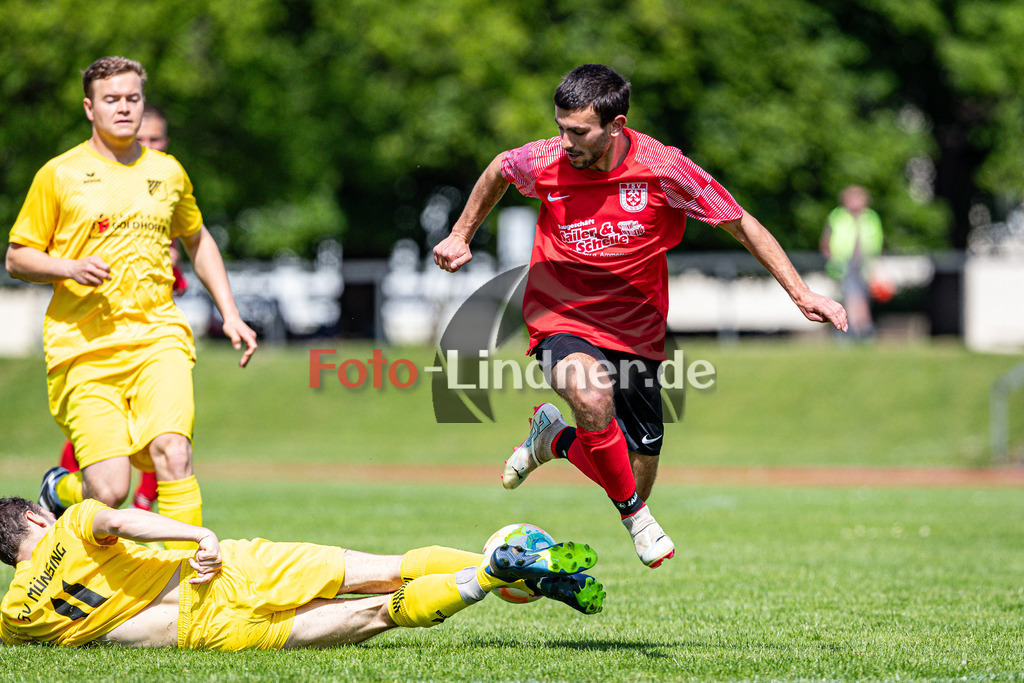 TSV Peißenberg vs SV Münsing-Ammerland | Abstiegs Qualifikationsrunde Kreisliga Gruppe C, TSV Peißenberg vs SV Münsing-Ammerland, 20240511,
Julian HAUPTMANN (SVM 11) stoppt Dennis MULAJ (TSVP 8),
2024-05-11 in Peißenberg (Sportplatz Peißenberg)
Julian HAUPTMANN (SVM 11), Dennis MULAJ (TSVP 8)
Copyright: WolfgangxLindner www.foto-lindner.de