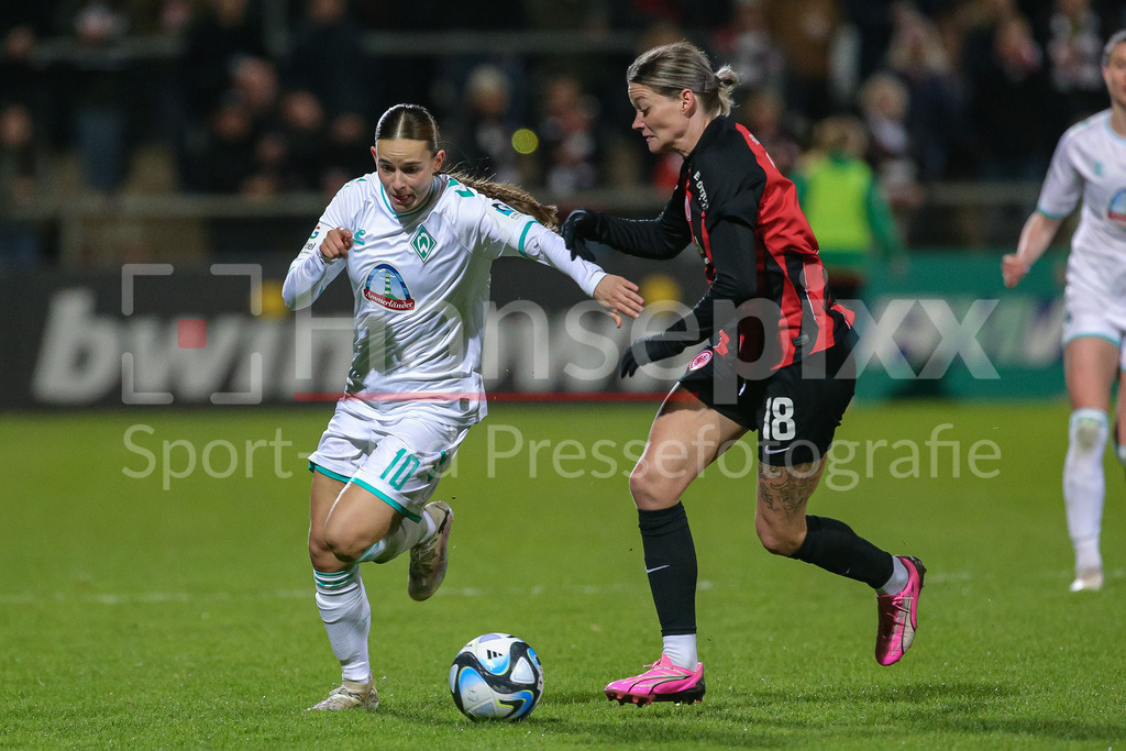 Fussball, Google Pixel Frauen-Bundesliga, Eintracht Frankfurt - SV Werder Bremen | v.li.: Tuana Mahmoud (geb. Keles, SV Werder Bremen, 10) und Verena Hanshaw (Eintracht Frankfurt, 18) im Zweikampf, Duell, Dynamik, Aktion, Action, Spielszene, DIE DFB-RICHTLINIEN UNTERSAGEN JEGLICHE NUTZUNG VON FOTOS ALS SEQUENZBILDER UND/ODER VIDEOÄHNLICHE FOTOSTRECKEN. DFB REGULATIONS PROHIBIT ANY USE OF PHOTOGRAPHS AS IMAGE SEQUENCES AND/OR QUASI-VIDEO.