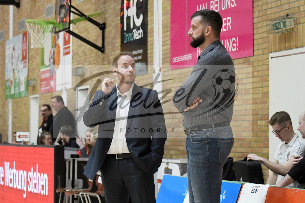 20200126_PANHAL_0013 | Basketball, Frauen: Trainer Mario Zurkowski (GiroLive-Panthers Osnabrück) im Gespräch mit Co-Trainer Sasa Cuic (GiroLive-Panthers Osnabrück) beim Spiel der Toyota DBBL zwischen GiroLive-Panthers Osnabrück vs. GISA LIONS SV Halle am 26.01.2020 im Panthers Dome in Osnabrück, Deutschland.(Foto von Nico Paetzel) - Realisiert mit Pictrs.com
