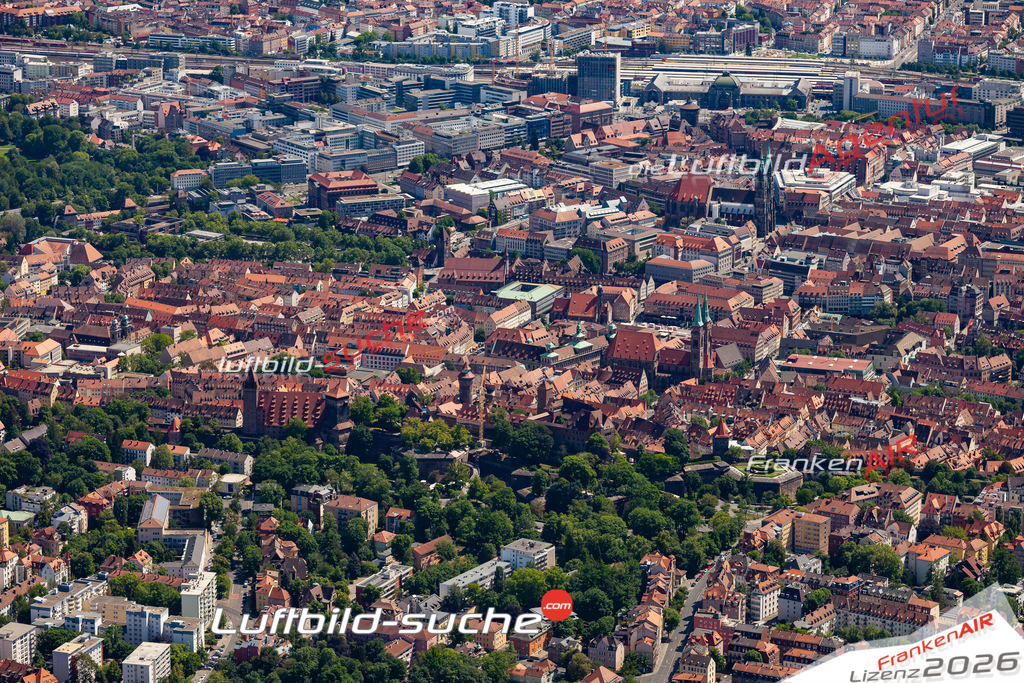 Aktuelles Luftbild von Altstadt - Saint Sebald nuernberg - Die Luftaufnahme wurde 2020 mittels UL-Flugzeug erstellt ( keine Drohne ) - hochauflösende Kamera-Systeme von  Canon -Beste Qualität - Für grossformatige Ausdrucke geeignet. Die Geschenkidee !