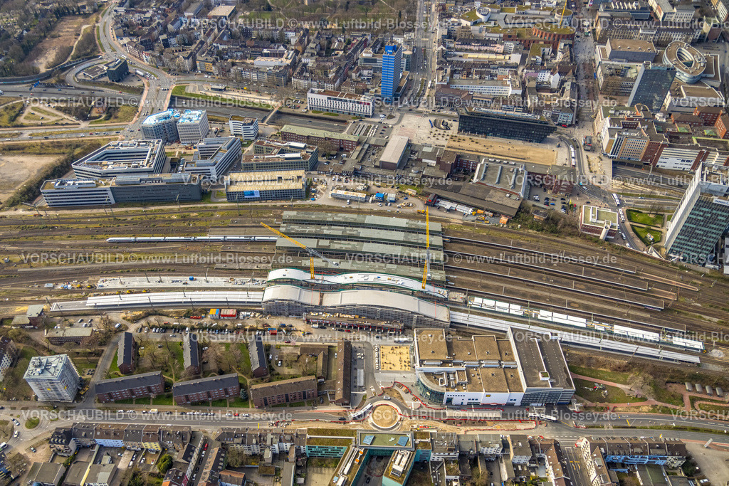 Duisburg240303876 | Luftbild, Hauptbahnhof Hbf Großbaustelle mit Neubau Gleishalle und Bahnhofsvorplatz Ost, neuer Kreisverkehr, Dellviertel, Duisburg, Ruhrgebiet, Nordrhein-Westfalen, Deutschland, Duisburg-S