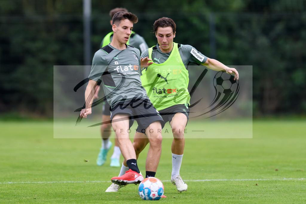 TRABMG20210719_090 | Fussball, Herren: Conor Noss (Borussia Moenchengladbach) und Rocco Reitz (Borussia Moenchengladbach)  beim Training von Borussia Moenchengladbach waehrend des Trainingslagers auf dem Trainingsplatz am Hotel Klosterpforte am 19.07.2021 in Harsewinkel, Deutschland. - Realisiert mit Pictrs.com