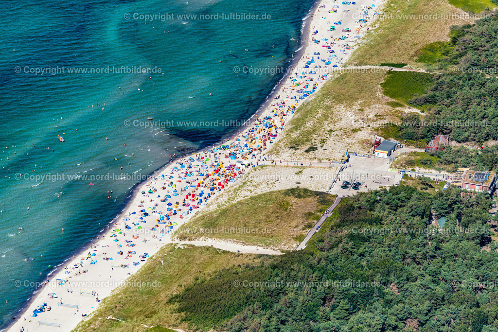Wustrow_ELS_5584100822 | OSTSEEBAD WUSTROW 10.08.2022 Strandkorb- Reihen am Sand- Strand im Küstenbereich der Ostsee in Ostseebad Wustrow im Bundesland Mecklenburg-Vorpommern, Deutschland. Weiterführende Informationen bei: Kurverwaltung Ostseebad Wustrow. // Beach chair on the sandy beach ranks in the coastal area of Baltic Sea in Ostseebad Wustrow in the state Mecklenburg - Western Pomerania, Germany. Further information at: Kurverwaltung Ostseebad Wustrow. Foto: Martin Elsen