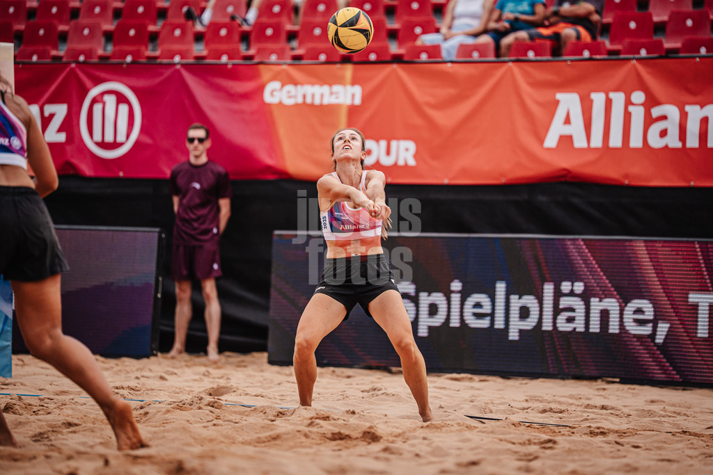 Beachvolleyball | Frauen | Allianz German Beach Tour 2025 | Tourstop München | 03.07.2025 | Caroline Mayr spielt den Ball
