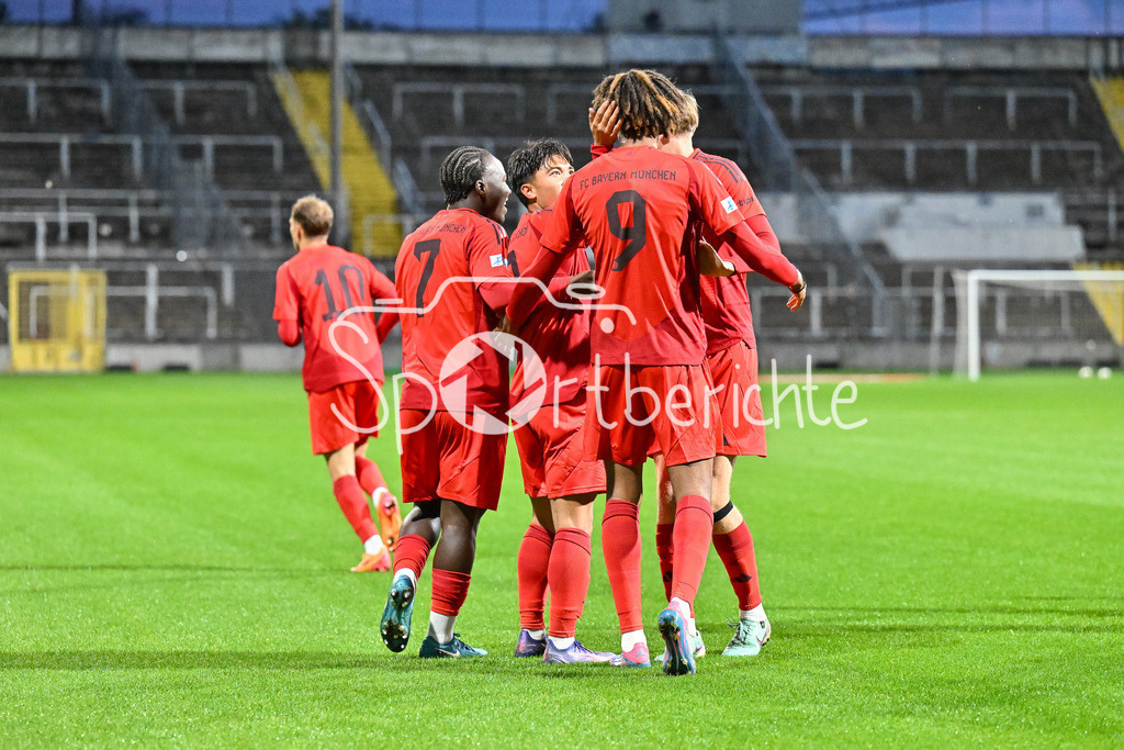 FC Bayern Amateure - TSV Buchbach | Jubel nach dem Treffer zum 1-0 durch Nestory IRANKUNDA (FC Bayern München II #7) / Tor / Freude / Happy / Torschuetze / Regionalliga Bayern: FC Bayern München II - TSV Buchbach, Gruenwalder Stadion am 27.09.2024