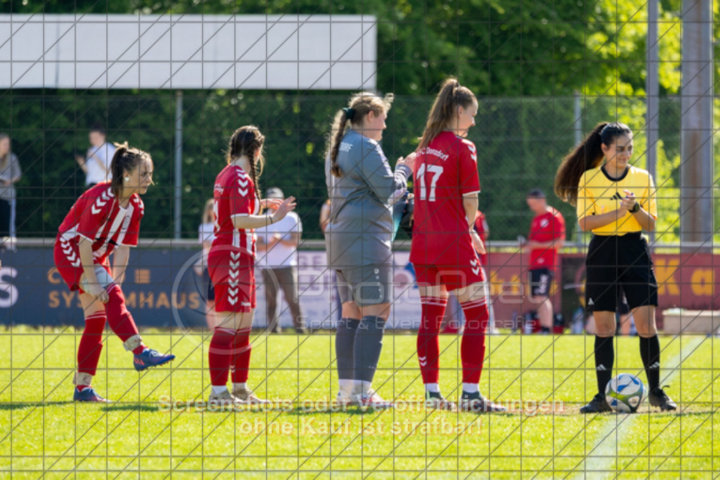 20250501_102848_0056 | #,1.FC Donzdorf II (rot) vs.1.Göppinger SV (weiß), Fussball, Frauen-Bezirkspokal Halbfinale Saison 2024/2025, Rasenplatz Lautertal Stadion, Süßener Straße 16, 73072 Donzdorf, 01.05.2025 - 10:30 Uhr,Foto: PhotoPeet-Sportfotografie/Peter Harich
