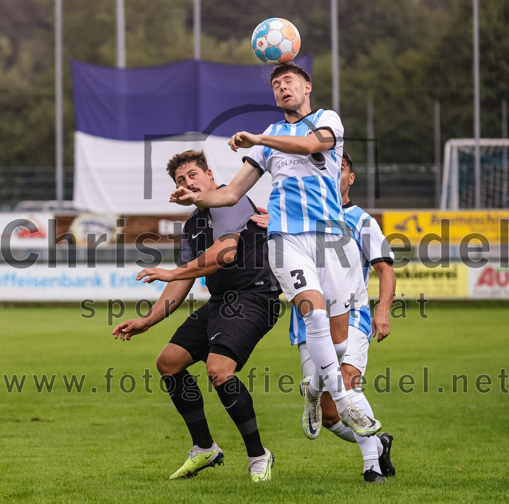 2023-08-05_020_FC_Langengeisling_gegen_SVN_Muenchen | Erding, Deutschland, 05.08.2023:
Fußball, Bezirksliga Oberbayern Ost 2023 / 2024, 2. Spieltag, FC Langengeisling gegen SVN München, Endergebnis: 1:3

Florian Rupprecht (FC Langengeisling, #39), Miguel Fantl (SVN München, #3)

Foto: Christian Riedel / fotografie-riedel.net