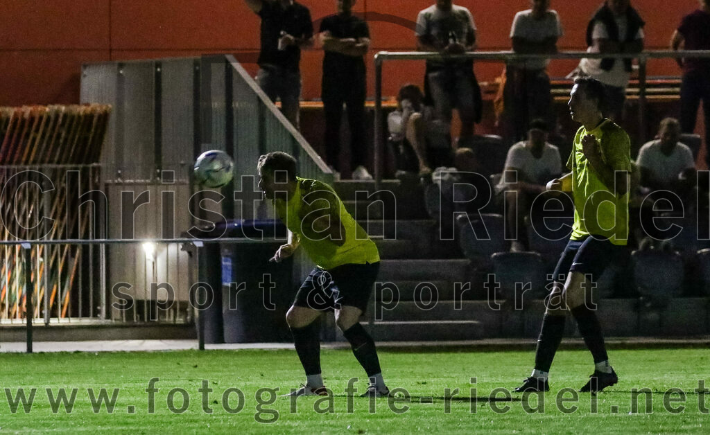 2023-09-07_111_FC_Finsing_gegen_FC_Moosinning_II | Finsing, Deutschland, 07.09.2023:
Fußball, Kreisliga 2023 / 2024, 8. Spieltag, FC Finsing gegen FC Moosinning II, Endergebnis: 3:0

Peter Werndl (FC Moosinning, #8), Benedikt Thumbs (FC Moosinning, #10)

Foto: Christian Riedel / fotografie-riedel.net