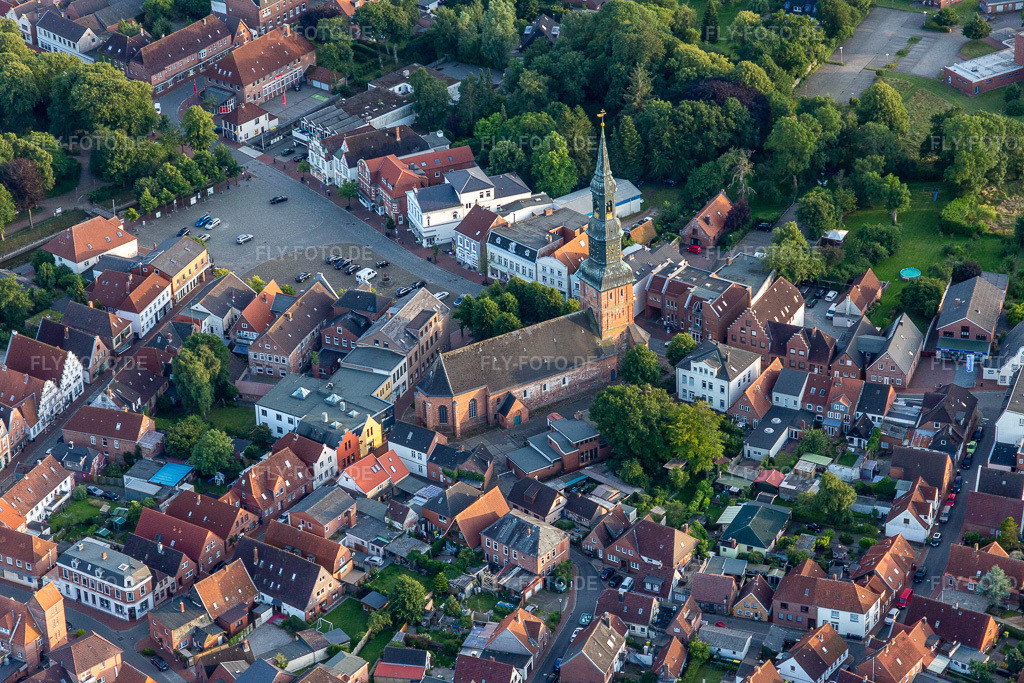 Luftbild: St. Laurentius in Tönning im Bundesland Schleswig-Holstein in Deutschland. Foto: IMG_007865.jpg vom 08.07.2020 durch Werner Riehm/FLY-FOTO.de