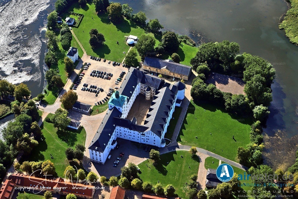 Luftbilder Ostseefjord Schlei, Schloss Gottorf, Anflug Osten | Schloss Gottorf in Schleswig: Die preußischen Truppen nutzten die Reitbahnen und Exerzierplätze im ehemaligen Schlossgarten. Das Schloss war die Kaserne für verschiedene Einheiten, darunter das Infanterie-Regiment 84, das 1867 den Namen „Schleswigsches Infanterie-Regiment Nr. 84“ erhielt und später in „Infanterie-Regiment von Manstein (Schleswigsches) Nr. 84“ umbenannt wurde.
