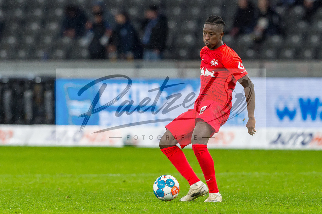 BSCRBL20220220_202 | Fussball, Herren: Amadou Haidara (RB Leipzig) in Aktion, am Ball, Einzelaktion bei dem Spiel der 1. Bundesliga zwischen Hertha BSC und RB Leipzig im Olypiastadion am 20.02.2022 in Berlin, Deutschland.DFB / DFL REGULATIONS PROHIBIT ANY USE OF PHOTOGRAPHS AS IMAGE SEQUENCES AND/OR QUASI-VIDEO. - Realisiert mit Pictrs.com