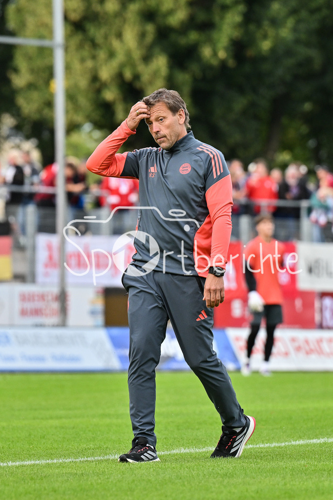 FC Memmingen - FC Bayern Amateure | im Bild Holger SEITZ Cheftrainer FC Bayern München II / Einzelfoto / Freisteller / Regionalliga Bayern: FC Memmingen - FC Bayern München II; Arena Memmigen am 29.08.2025