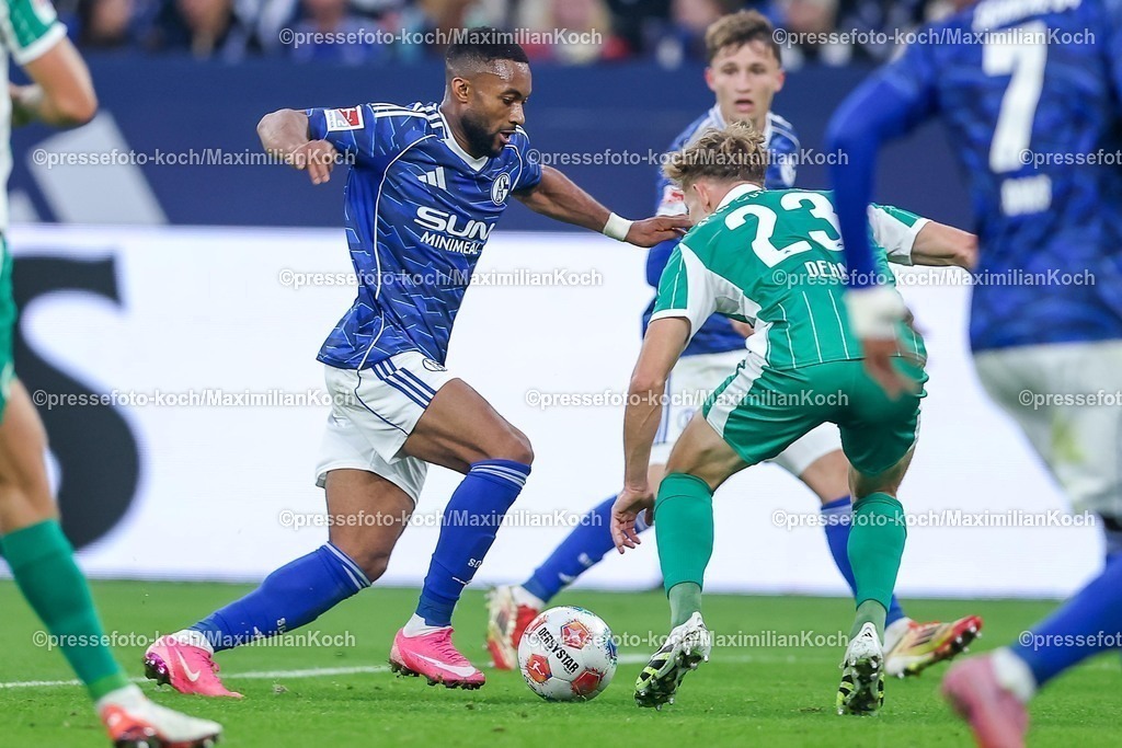 S0426092501121 | 25.09.2025, Fußball, FC Schalke 04 - SpVgg Greuther Fürth, 7.Spieltag, 2. Fußball Bundesliga, Veltins-Arena Gelsenkirchen, Saison 2025 2026: Moussa Sylla (Schalke04 #09) im Zweikampf gegen  Jannik Dehm (Greuther Fürth #23) DFB regulations prohibit any use of photographs as image sequences and or quasi-video.