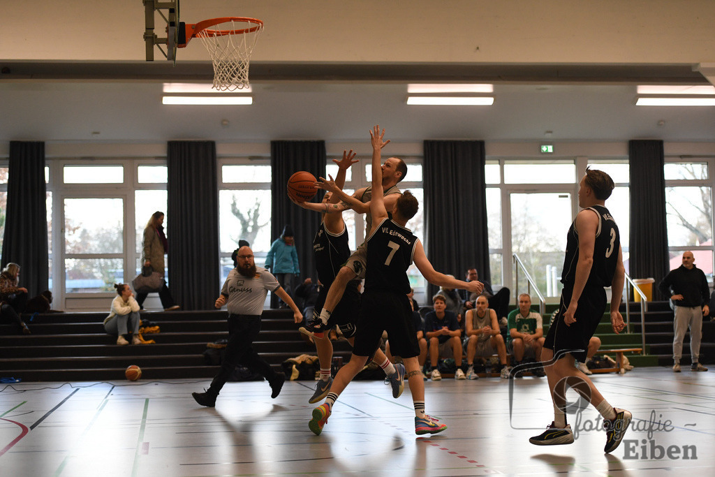 TuS Petersfehn-VfL Edewecht | Basketball Regionalliga; TuS Petersfehn (grau)-VfL Edewecht (schwarz) am 30.11.2025 in Petersfehn (Sporthalle Petersfehn), Photo: Philip Eiben 2025 - Realisiert mit Pictrs.com