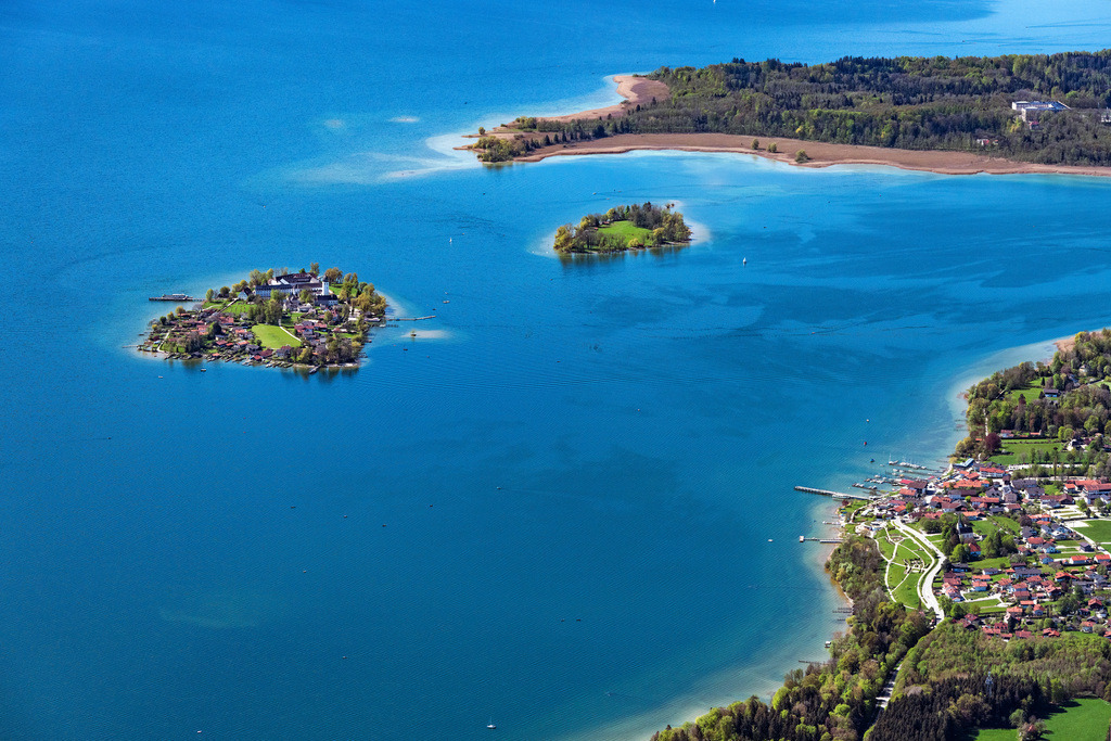 dr__0062215.jpg | GSTADT AM CHIEMSEE 09.05.2021 Ortsansicht der Straßen und Häuser der Wohngebiete mit Blick auf die Inseln und den Chiemsee in Gstadt am Chiemsee im Bundesland Bayern, Deutschland. // Town View of the streets and houses of the residential areas in Gstadt am Chiemsee in the state Bavaria, Germany. Foto: Daniel Reiter