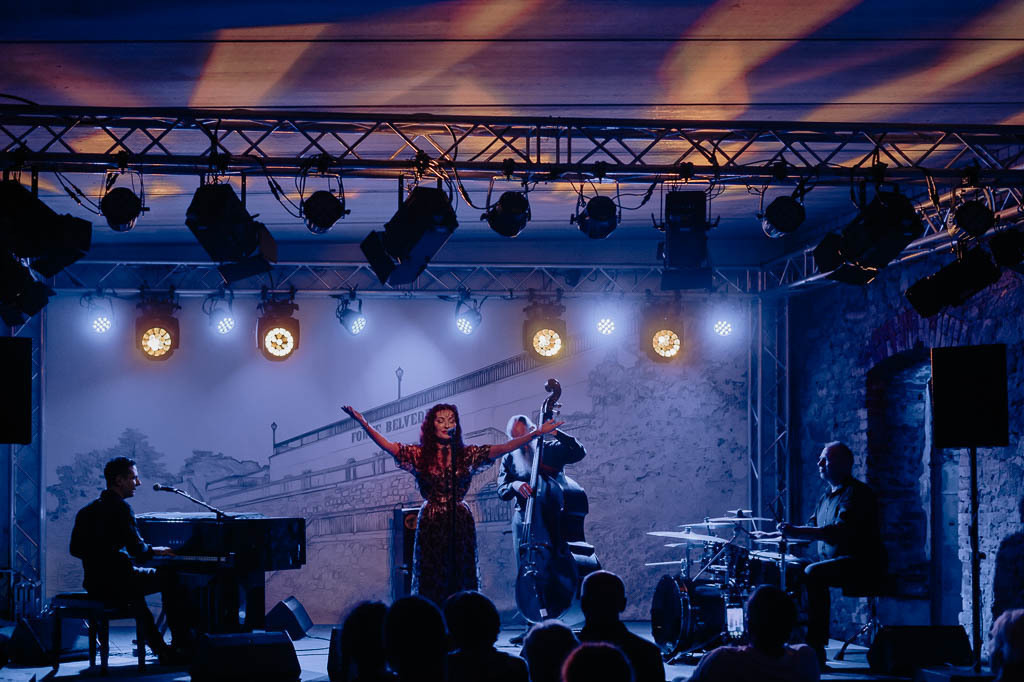 Maria Markesini Konzert | Maria Markesini meets Klazz Brothers im Forte Belvedere Leisnig zum Festival Hallo Leisnig 2022. - Realisiert mit Pictrs.com