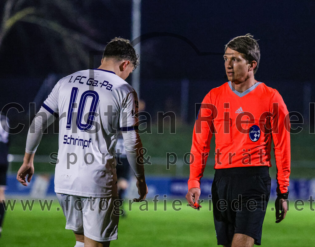 2024-03-15_042_FC_Schwaig_gegen_1_FC_Garmisch-Partenkirchen | Oberding, Deutschland, 15.03.2024:
Fußball, Landesliga Südost 2023 / 2024, 25. Spieltag, FC Schwaig gegen 1. FC Garmisch-Partenkirchen, Endergebnis: 4:0

Jonas Schrimpf (1. FC Garmisch-Partenkirchen, #10), Schiedsrichter Jan Eringer

Foto: Christian Riedel / fotografie-riedel.net