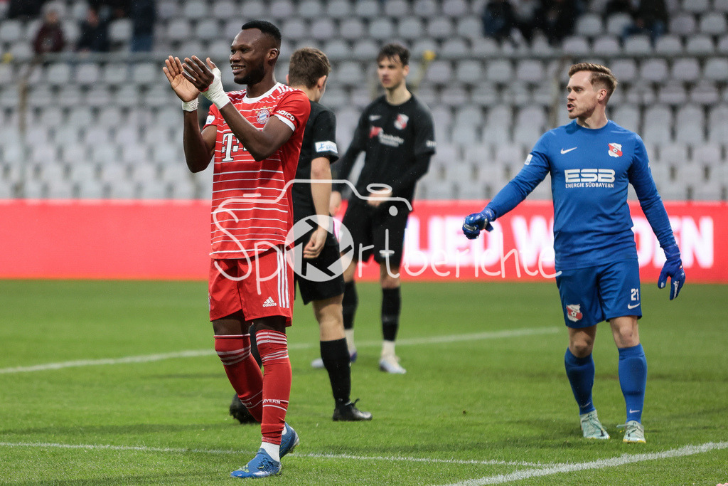 FC Bayern Amateure - SpVgg Hankofen-Hailing | Desire SEGBE AZANKPO (FCB #34) bedankt sich fuer eine Flanke