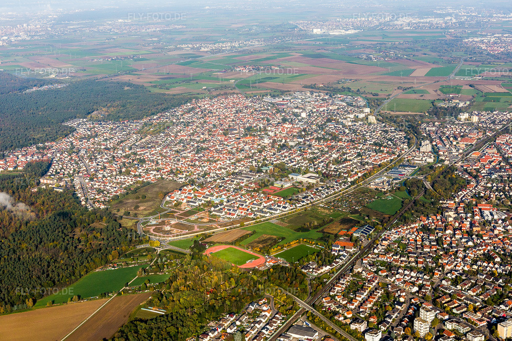 Luftbild: Ortsansicht der Straßen und Häuser der Wohngebiete in Sandhausen im Bundesland Baden-Württemberg in Deutschland. Foto: IMG_104139.jpg vom 31.10.2017 durch Werner Riehm/FLY-FOTO.de