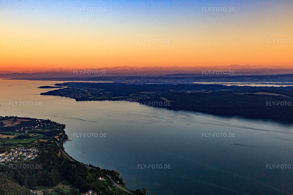 Luftbild: Abendliches Alpenpanoram im Südosten des Bodensees im Ortsteil Allmannsdorf in Konstanz im Bundesland Baden-Württemberg in Deutschland. Foto: IMG_094054.jpg vom 26.08.2016 durch Werner Riehm/FLY-FOTO.de