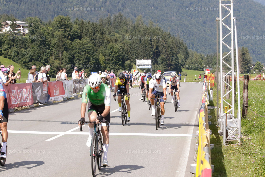 1022_20230817_Bewerb_Maenner_Muehlanger | AUT - OESTERREICH, 2023-08-16: SPORT RENNRAD-FAHREN - 55. INTERNATIONALER RADWELTPOKAL IN ST. JOHANN IN TIROL  - Vintage-Radrennen mit WM-Bronze-Medaillen-Siegerin Christina Schweinberger, den Teilnehmer und Alexander Baumann (vom Orginastions-Team) - TAG 2 BEWERB MAENNER IN SECHS GRUPPEN  ; Foto: Roland Muehlanger