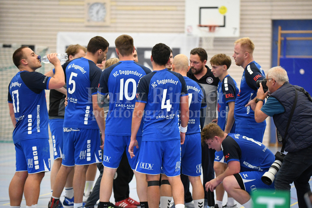 HC Deggendorf : TSV Taufkirchen/Vils | HC Deggendorf bei der Besprechung - Realisiert mit Pictrs.com