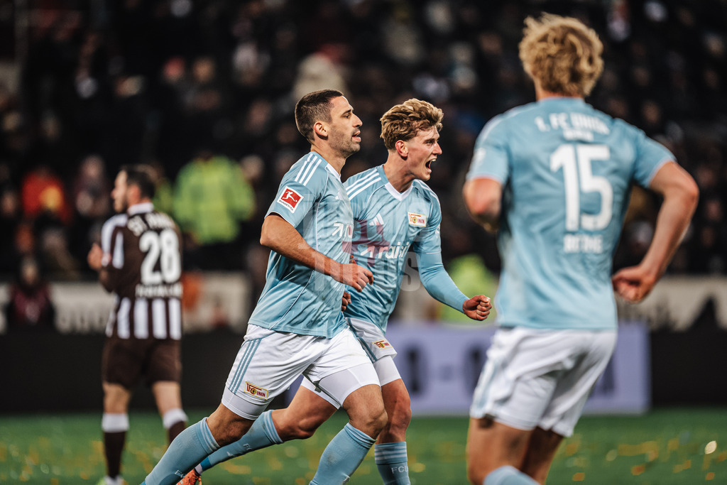 Fußball | Männer | Saison 2025/2026  | Fußball-Bundesliga | 11. Spieltag | FC St. Pauli vs. 1. FC Union Berlin | 23.11.2025 | Torjubel v.l. Rani Khedira (#8, 1. FC Union Berlin), Aljoscha Kemlein (#6, 1. FC Union Berlin) und Tom Rothe (#15, 1. FC Union Berlin)