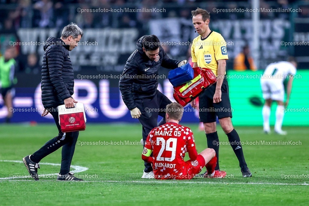 BMG07032501106 | 07.03.2025, Fußball, Borussia Mönchengladbach - 1.FSV Mainz 05, 1. Fußball Bundesliga, Borussia-Park, Saison 2024 2025: Jonathan Burkardt (Mainz05 #29) liegt mit Schmerzen auf dem Spielfeld und muss medizinisch versorgt werden. Im Anschluss wird er ausgewechselt.DFB regulations prohibit any use of photographs as image sequences and or quasi-video.
