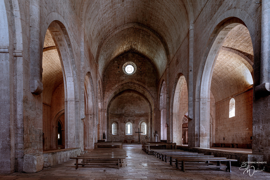 Abbeye du Thoronet | Herzlich willkommen auf meiner Seite! Ich bin Elke Wallnisch, Deine Fotografin für lichtstarke Momente. Der Name steht für alles, was mich mit der Fotografie verbindet: Das Licht und seine machtvolle Wirkung auf eine Situation oder unsere Stimmung - Realisiert mit Pictrs.com