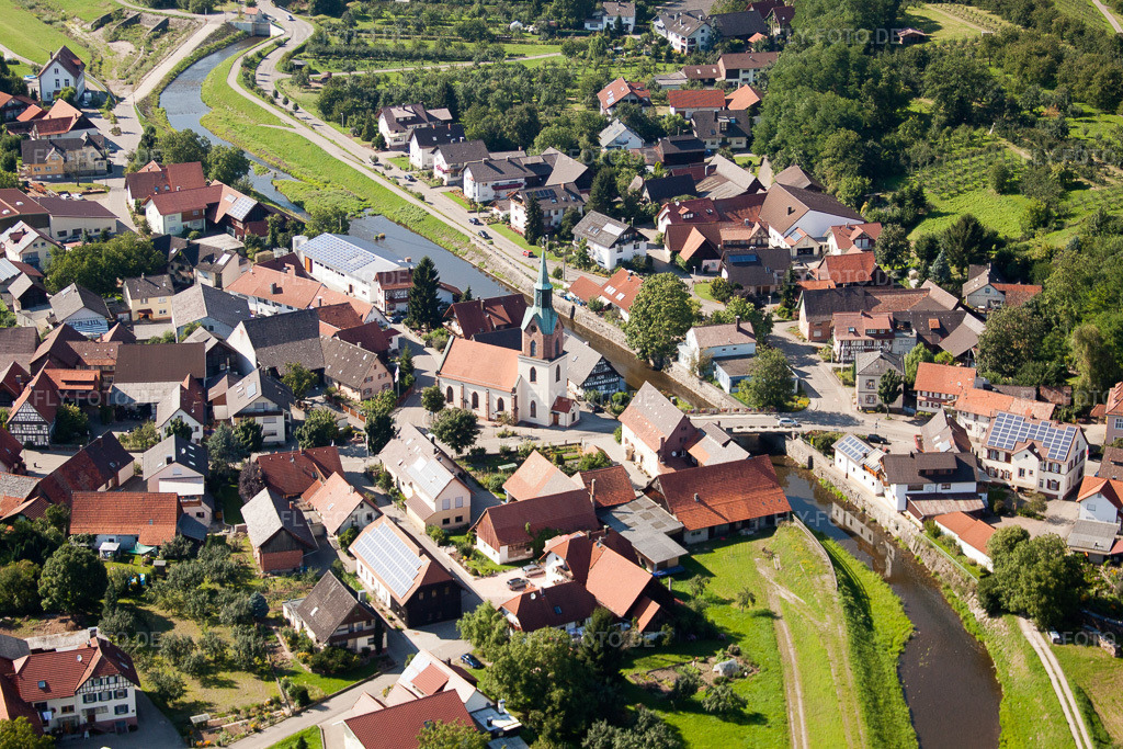 Luftbild: Stadtteil Erlach mit der katholischen Pfarrkirche St. Anastasius und heiligen Edith Stein am Rench im Ortsteil Erlach in Renchen im Bundesland Baden-Württemberg in Deutschland. Foto: IMG_31561.jpg vom 09.08.2010 durch Werner Riehm/FLY-FOTO.de