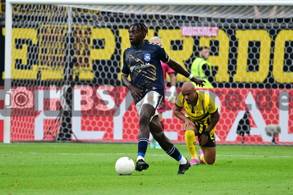 KBS Picture_PhoenixLuebeck-BorDortmund_088 | v.v. Ntika Kevin (Phoenix Luebeck) , Malen Donyell (Borussia Dortmund) ,Sportplatz :  Volksparkstadion, - Realisiert mit Pictrs.com