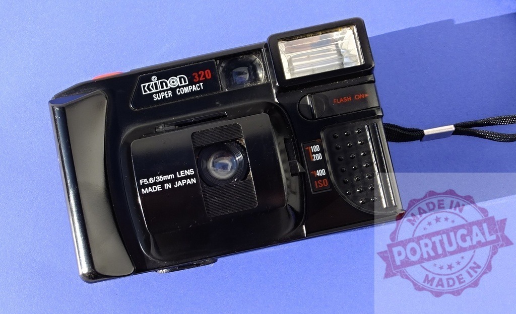 Kinon 320 Super Compact vintage film camera with flash | Black compact Kinon 320 film camera with 35mm lens and flash, capturing analog nostalgia - Realisiert mit Pictrs.com