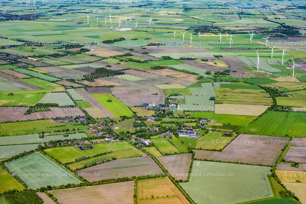 Tinningstedt_ELS_7773100623 | TINNINGSTEDT 10.06.2023 Ortsansicht am Rande von landwirtschaftlichen Feldern und Nutzflächen in Tinningstedt im Bundesland Schleswig-Holstein, Deutschland. // Village view on the edge of agricultural fields and land in Tinningstedt in the state Schleswig-Holstein, Germany. Foto: Martin Elsen