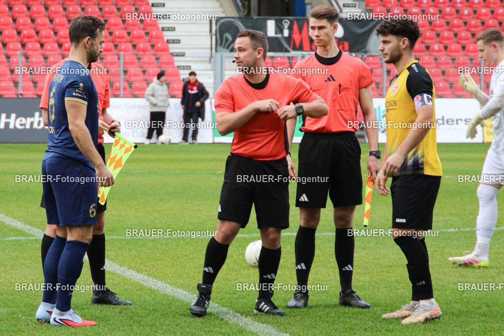 KFC Uerdingen - TSV Meerbusch | Krefeld, Deutschland, 07.12.25 Die Spielführer Daniel Hoff (TSV Meerbusch) und Ole Päffgen (KFC Uerdingen) bei der Seitenwahl mit Schiedsrichter Lukas Dyck vor dem Oberliga Niederrhein Spiels zwischen KFC Uerdingen - TSV Meerbusch im Krefelder Grotenburg Stadion am 07. Dezember 2025 in Krefeld (Foto von Ralph Görtz / Brauer-Fotoagentur)