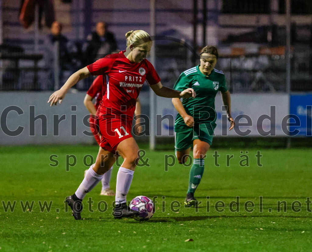 2023-10-21_084_FC_Forstern_gegen_FC_Ezelsdorf | Forstern, Deutschland, 21.10.2023:
Fußball, Frauen Bayernliga 2023 / 2024, 8. Spieltag, FC Forstern gegen FC Ezelsdorf, Endergebnis: 2:1

Veronika Auer (FC Forstern, #11)

Foto: Christian Riedel / fotografie-riedel.net