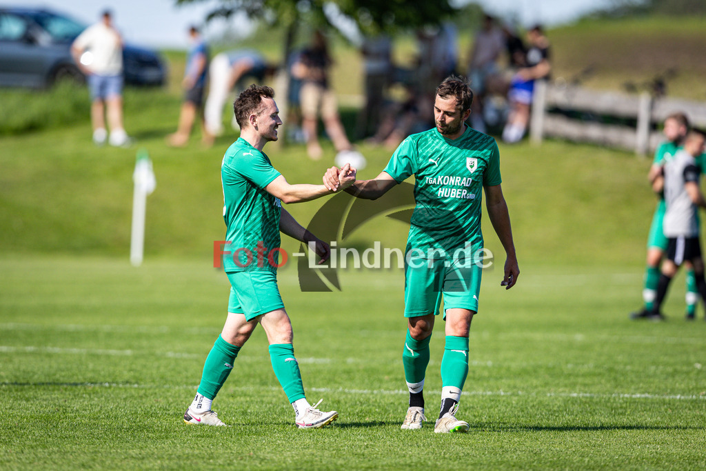 SV Haunshofen gegen ASV Gerentsried | Fußball Herren Kreisklasse Gruppe 3 Zugspitze 2024/25, SV Haunshofen gegen ASV Gerentsried, 20250531,Glückwunsch zum Sieg,2025-05-31 in Haunshofen (Sportplatz Haunshofen), Christian SCHUSTER (SV Haunshofen 10), Marcel BAUERNFEIND (SV Haunshofen 11)Copyright: WolfgangxLindner www.foto-lindner.de