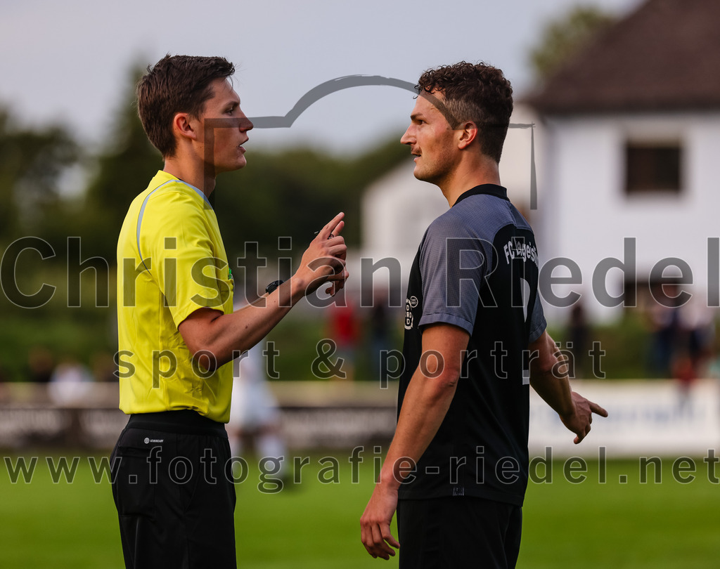 2023-08-08_065_FC_Moosinning_gegen_FC_Langengeisling | Moosinning, Deutschland, 08.08.2023:
Fußball, Bezirksliga Oberbayern Ost 2023 / 2024, 3. Spieltag, FC Moosinning gegen FC Langengeisling, Endergebnis: 0:4

Schiedsrichter Johannes Wagner, Michael Faltlhauser (FC Langengeisling, #3)

Foto: Christian Riedel / fotografie-riedel.net