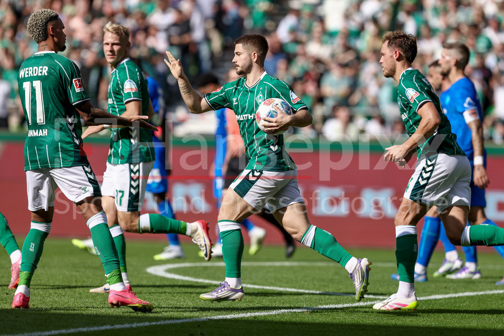Fussball, Bundesliga, SV Werder Bremen - Bayer 04 Leverkusen | v.li.: Justin Njinmah (SV Werder Bremen, 11), Torschütze Romano Schmid (SV Werder Bremen, 20) und Marco Grüll (SV Werder Bremen, 17) mit Torjubel, Jubel, jubeln, jubelt, optimistisch, Spielszene, Highlight, Freude über das Tor zum 1:2, DIE DFL-RICHTLINIEN UNTERSAGEN JEGLICHE NUTZUNG VON FOTOS ALS SEQUENZBILDER UND/ODER VIDEOÄHNLICHE FOTOSTRECKEN. DFL REGULATIONS PROHIBIT ANY USE OF PHOTOGRAPHS AS IMAGE SEQUENCES AND/OR QUASI-VIDEO.