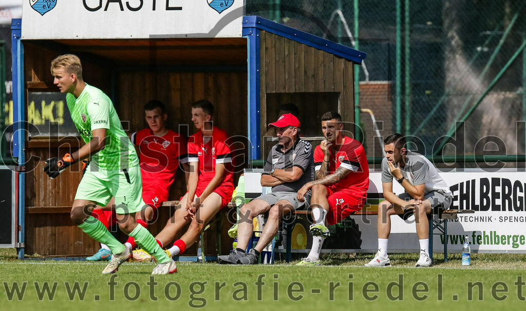 2023-07-08_092_FC_Langengeisling_gegen_TSV_Buchbach | Erding, Deutschland, 08.07.2023:
Fußball, Bezirksliga Oberbayern Ost 2023 / 2024, Testspiel, FC Langengeisling gegen TSV Buchbach, Endergebnis: 0:6

Torwart Felix Junghan (TSV Buchbach, #22), Trainer Alexander Käs (TSV Buchbach)

Foto: Christian Riedel / fotografie-riedel.net