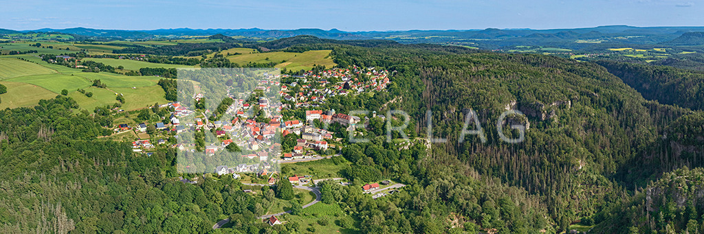 Hohnstein-Polenztal-Panorama-DJI_0007 | Die Stadt Hohnstein (hier mit historischem Ortskern und der markanten Burg Hohnstein) liegt oberhalb des Polenztals in der Sächsischen Schweiz - Realisiert mit Pictrs.com