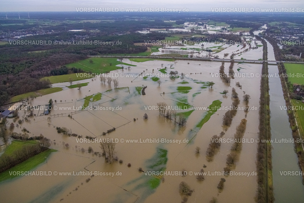 Huenxe231204069 | Luftbild vom Hochwasser der Lippe, Weihnachtshochwasser 2023, Fluss Lippe tritt nach starken Regenfällen über die Ufer, Überschwemmungsgebiet Pliesterbergsche Sohlen
Landschaftsschutzgebiet, Brücke der Autobahn A3 über den Wesel-Datteln-Kanal, Bucholtwelmen, Hünxe, Ruhrgebiet, Nordrhein-Westfalen, Deutschland