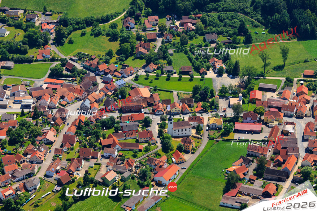 Die Luftaufnahme der Stadt Ermershausen wurde vom UL-Flugzeug heraus erstellt ( keine Drohne )- hohe Auflösung für beste Qualität