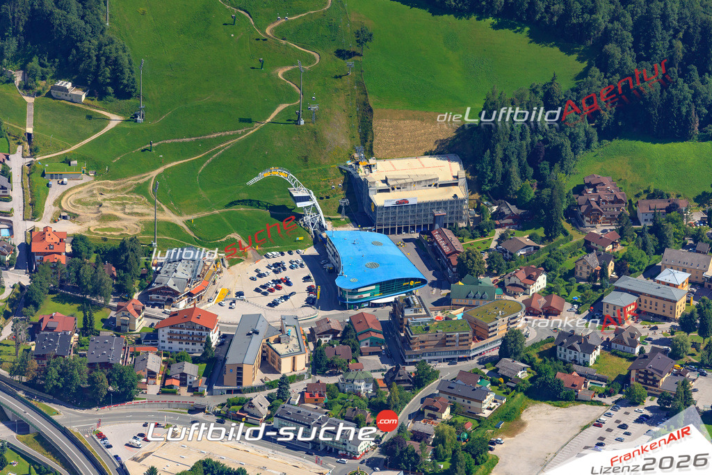 Die Luftaufnahme der Stadt Schladming wurde 2017 vom Flugzeug heraus erstellt ( keine Drohne )- hohe Auflösung für beste Qualität