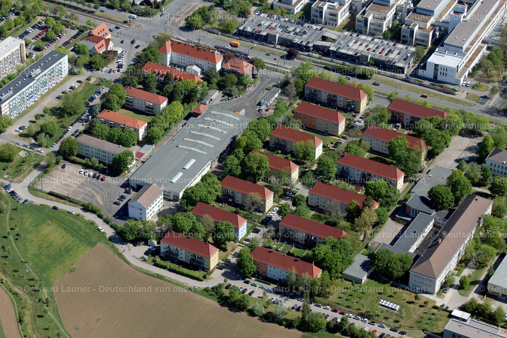 4026703 | ERFURT 07.05.2020 Wohngebiet der Mehrfamilienhaussiedlung am "EVAG Betriebshof Nordhäuser Straße" an der Elbestraße im Ortsteil Andreasvorstadt in Erfurt im Bundesland Thüringen, Deutschland. Weiterführende Informationen bei: Erfurter Verkehrsbetriebe AG. // Residential area of the multi-family house settlement on "EVAG Betriebshof Nordhaeuser Strasse" on Elbestrasse in the district Andreasvorstadt in Erfurt in the state Thuringia, Germany. Further information at: Erfurter Verkehrsbetriebe AG. Foto: Gerhard Launer