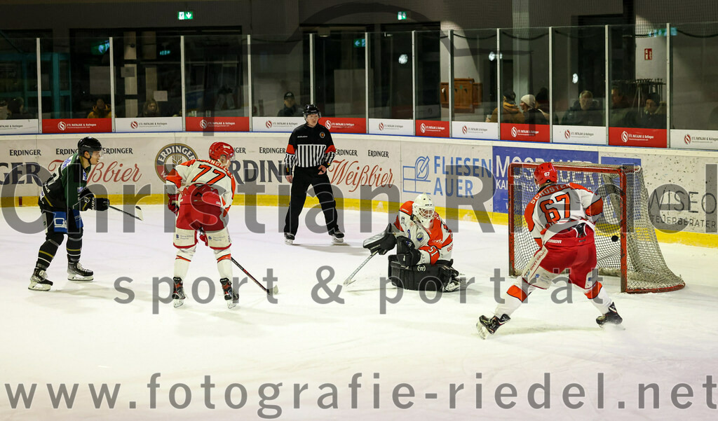 2022-12-02_140_TSV_Erding_gegen_EV_Pegnitz | Erding, Deutschland, 02.12.2022:
Eishockey, Bayernliga 2022 / 2023, 17. Spieltag, TSV Erding gegen EV Pegnitz, Endergebnis: 9:3

Mark Waldhausen (Erding Gladiators, #27), Bastian Heringklee (EV Pegnitz, #77), Torwart Filip Rieger (EV Pegnitz, #51), Eric Schuster (EV Pegnitz, #67)

Foto: Christian Riedel / fotografie-riedel.net